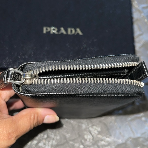 Preloved Prada zipper wallet excellent condition comes with box.. - Picture 3 of 6